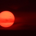 8點01分-夕陽西下-金星凌日於地平線
