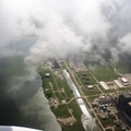 一千尺高度時由雲層中看湖邊的發電廠