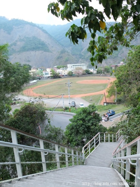 高雄六龜區景點。寶來花賞溫泉公園。高雄六龜足湯秘境！露營/住宿/泡湯/望山/賞花 園區樂趣超多樣！