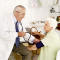 預防高血壓，應該養成「人人量血壓，時時知血壓」的習慣。