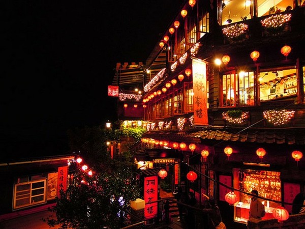 鄰近知名九份景點，便利的九份交通，享受獨特的九份美食!搭乘九份交通接駁車至黃金博物館園內，九份金瓜石金礦餐旅會館邀請您一同遊覽九份景點，嚐盡九份美食!