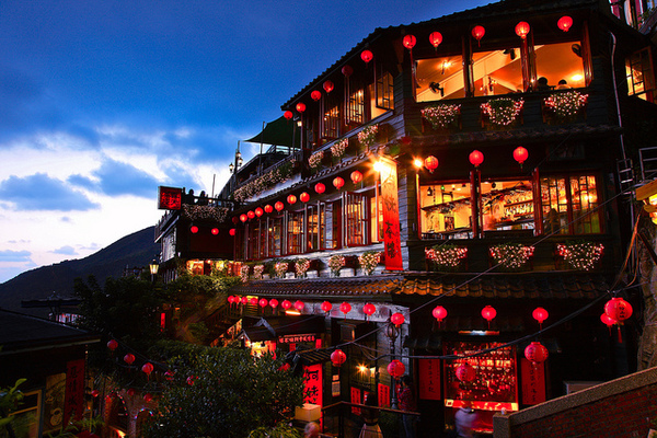 鄰近知名九份景點，便利的九份交通，享受獨特的九份美食!搭乘九份交通接駁車至黃金博物館園內，九份金瓜石金礦餐旅會館邀請您一同遊覽九份景點，嚐盡九份美食!