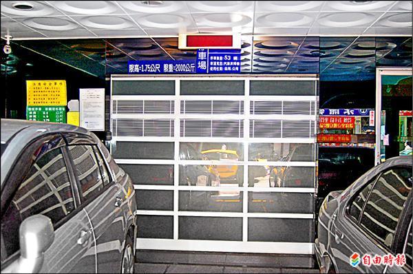 北市永康街永康紀大廈機械停車場因故障率太高，目前已停用，入口處前有多輛汽車臨停。