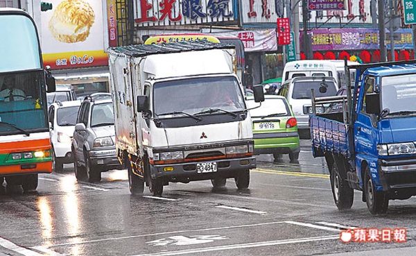 政府用近50年前的法令限制民眾買小貨車。吳詠平攝