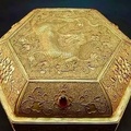 唐代麒麟紋銅鎏金炸珠六角盒