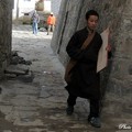 札什倫布寺內學習的小僧侶