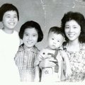 中學時(左二) 與妹妹,姊姊和外甥合影,這是珍貴的照片.
