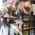 跟姐姐們在錦里選購帽子(September 14, 2014)