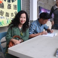 陳彥博忙著跟學生簽書 我坐在旁邊拍照乾過癮 2/20 2016