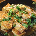 ～紅燒豆腐～
夏天如果不想吃油膩，一鍋糙米稀飯就著一盤紅燒豆腐、一碟苦瓜炒鹹蛋。