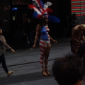 曼哈頓時代廣場彩繪半身裸體街頭藝人女郎