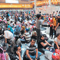 2013年回教齋月後放假, 三萬名外勞擠爆台北車站  聯合報