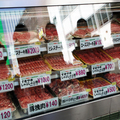 一大早就大排長龍的肉餅店看起來有點像屠宰場。
可以用很便宜的價格吃到松阪牛，
招牌炸肉丸子每人限購20個0___0