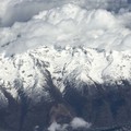 飛機飛過積雪的瑞士阿爾卑斯山脈