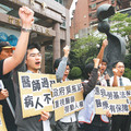 【聯合報╱記者陳幸萱／台北報導】2012.4.18　　日前曾發生多起醫師疑似過勞引發職災案例，但醫師不適用勞基法，一旦發生職災，很難對雇主求償；由於勞委會今天將討論醫師是否納入勞基法。昨天醫改團體和勞工團體至勞委會陳情，強調「醫師過勞，病人不保」，希望能將醫師重新納入勞基法。 
