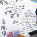 台灣立報2012-12-13 22:18 作者：本報訊
樂生保留自救會出席的居民，紛紛在畫滿怪手的板子上，貼上他們被拆毀家園的拼圖。（圖文／姜林佑）