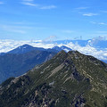 台灣最高峰玉山在藍天白雲下呈現震撼