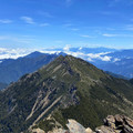 台灣最高峰玉山在藍天白雲下呈現震撼
