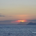 小島旅遊'躲在島後的日出....