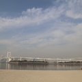 東京灣彩虹大橋、藍天與白沙灘