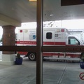 剛抵達診所的救護車