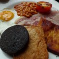 蘇格蘭傳統早餐, 很豐盛, 黑色的是黑布丁 (豬血+燕麥), 方型的是香腸和馬鈴薯