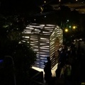 藝術家戴翰泓在半樓廣場展出《不倒屋》，象徵寶藏巖歷經波折卻屹立不搖的精神。