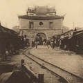 清光緒廿年代的臺北府城西門及輕便車鐵道