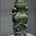 中日戰爭期間汪精衛贈日本皇后翡翠花瓶一對,
戰後歸還, 此為其中一件
