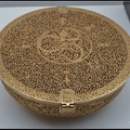 以銅質金嵌綠松石鏤空圓盒盛裝
為藏地貴族進貢宮廷珍品