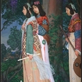 背景與人物有著高度裝飾性表現，雖在第六回帝展未受好評；
但和田試圖以油畫技法表現傳統「日本」文化內涵，具歷史意義
到戶外演奏樂器。

