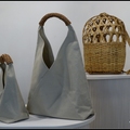 以皮繩延續阿美族一繩到底的藤編技法，
配上立體結構的袋身，
簡約而帶有工藝厚度的風格配件。
