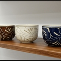 唐草是沖繩島特殊植物 象徵在地文化
使用壺屋燒 "線雕" 手法製成的茶碗
以雕刻刀刻畫立體紋路 增加份量感