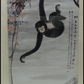 仿北宋畫猿名家 "易元吉" 作品,
猿猴攀枝, 撈物, 雙腿併攏抬起姿態,
取古人章法構圖, 搭配新的畫意,
是其摩古慣用手法