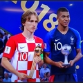 左 金球獎克羅埃西亞隊莫德里奇 
新人王法國隊 姆巴佩
32歲的莫德里奇(Luka Modric)
是克羅埃西亞隊隊長
帶領球隊直闖世界盃最高殿堂，獲頒金球獎