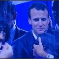 法國總統馬克宏冒雨頒獎與球員相擁