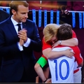 克羅埃西亞總統與球員深情相擁
喜極而泣 場面感人