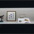 左二 王貞治致贈的書法匾額
左一 1930年代台灣誕生一支由台灣人，原住民，大和民族三族共融組成的KANO(嘉農)野球隊
     塑像為投手