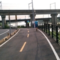 大漢溪左岸自行車道，鐵路橋下方。