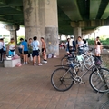 浮洲橋底熱鬧非凡，有出租腳踏車等服務，這群慢跑客在聚餐。