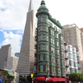 Transamerica Pyramid(左)和以前的金光黨總部