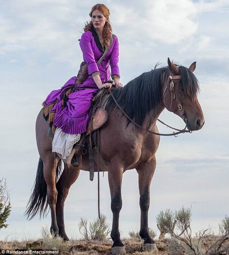 《Sweetwater》海報,珍妮艾莉瓊斯在片中飾演妓女。(劇照) 珍妮艾莉瓊斯(January Jones)