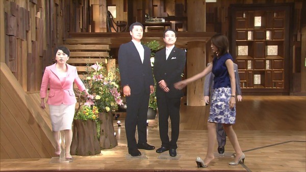 小川彩佳當天非常冷靜地播報新聞,起身走向人形立牌時鞋子卻飛了。(圖/翻攝自livedoor部落格)