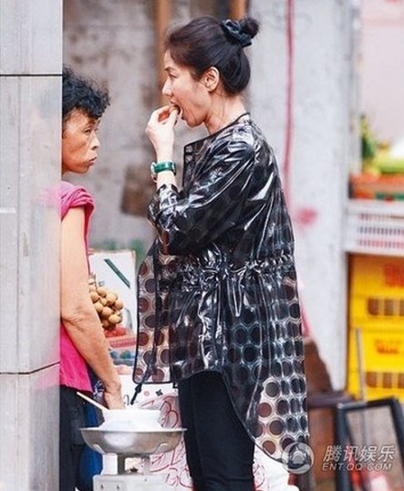 鍾楚紅脖子上清楚的皺紋和歐巴桑身材,讓不老女神形象大崩壞。(圖/翻攝自《騰訊娛樂》)