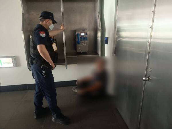 色男捷運手扶梯偷拍短裙辣妹 桃捷警當場查獲送辦