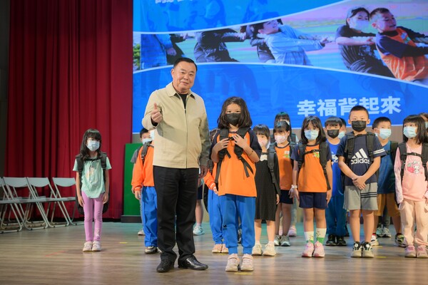 邱奕勝議長「背包傳愛」助學行動 用愛為孩子裝滿希望