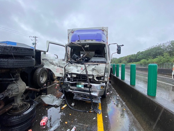 台66線連環車禍！轎車疑未保持車距追撞翻覆 釀一傷、交通一度受阻