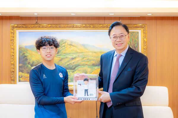 張市長接見達福林匹克運動會射擊銀牌選手許明睿 肯定為國爭光展現桃園體育實力