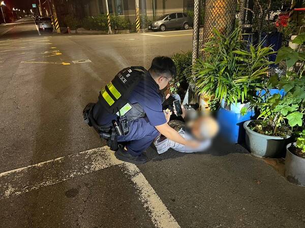 熱心警助兩位迷途長者平安返家　暖警深夜守護長者安全