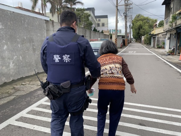 婦人走春參香迷途平鎮警即時發現助返家- 楊梅新聞網、中壢新聞網、桃園 